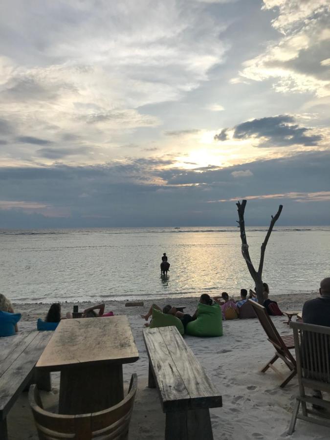 The Exile Sunset Bar & Bungalow Gili Trawangan Exteriör bild