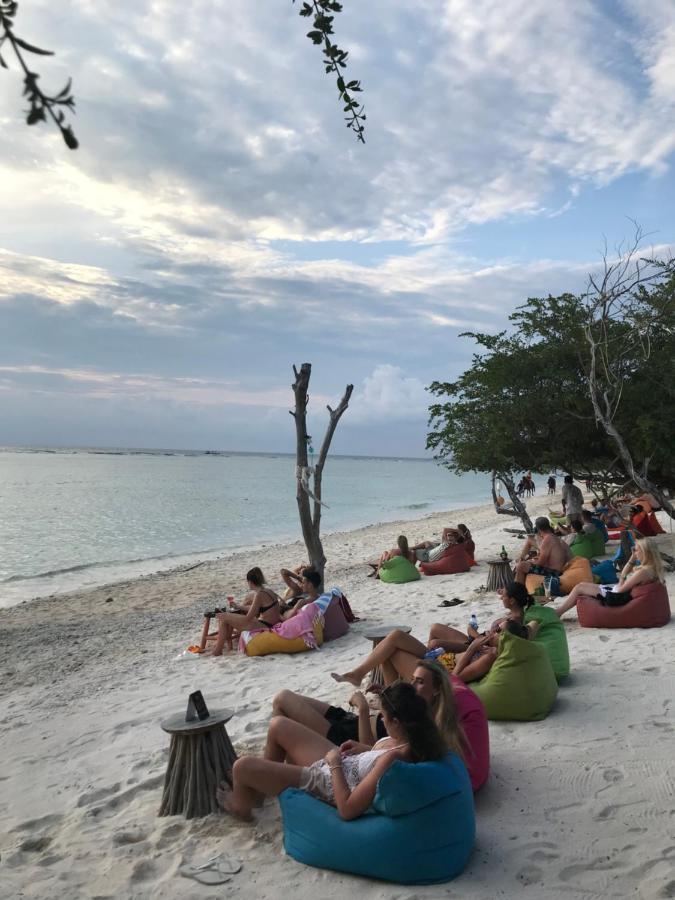 The Exile Sunset Bar & Bungalow Gili Trawangan Exteriör bild
