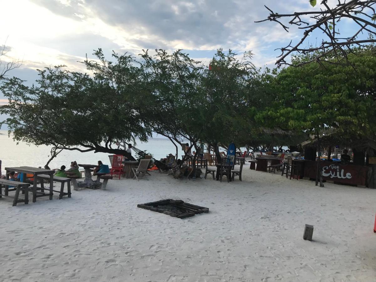 The Exile Sunset Bar & Bungalow Gili Trawangan Exteriör bild