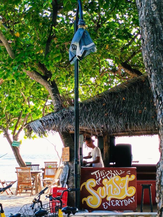 The Exile Sunset Bar & Bungalow Gili Trawangan Exteriör bild