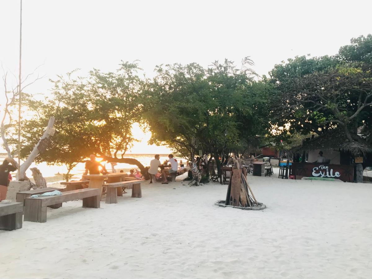 The Exile Sunset Bar & Bungalow Gili Trawangan Exteriör bild